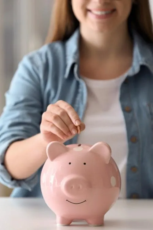 replacement window financing picture shows girl putting penny in piggy bank